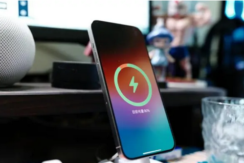 什玲镇苹果15换屏服务分享用什么充电器给iPhone15充电更好 